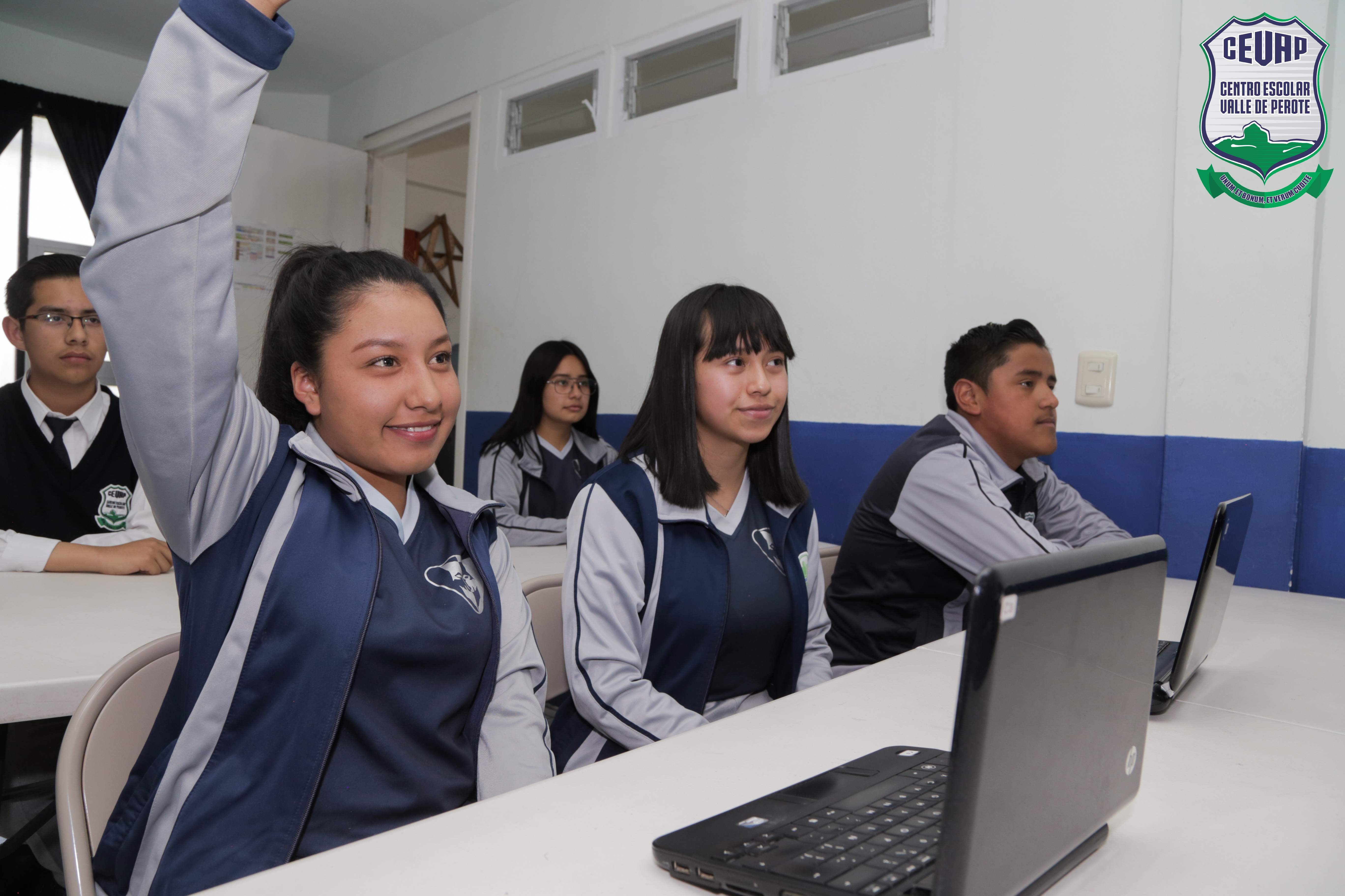 Alumnos de CEVaP preguntando durante clase