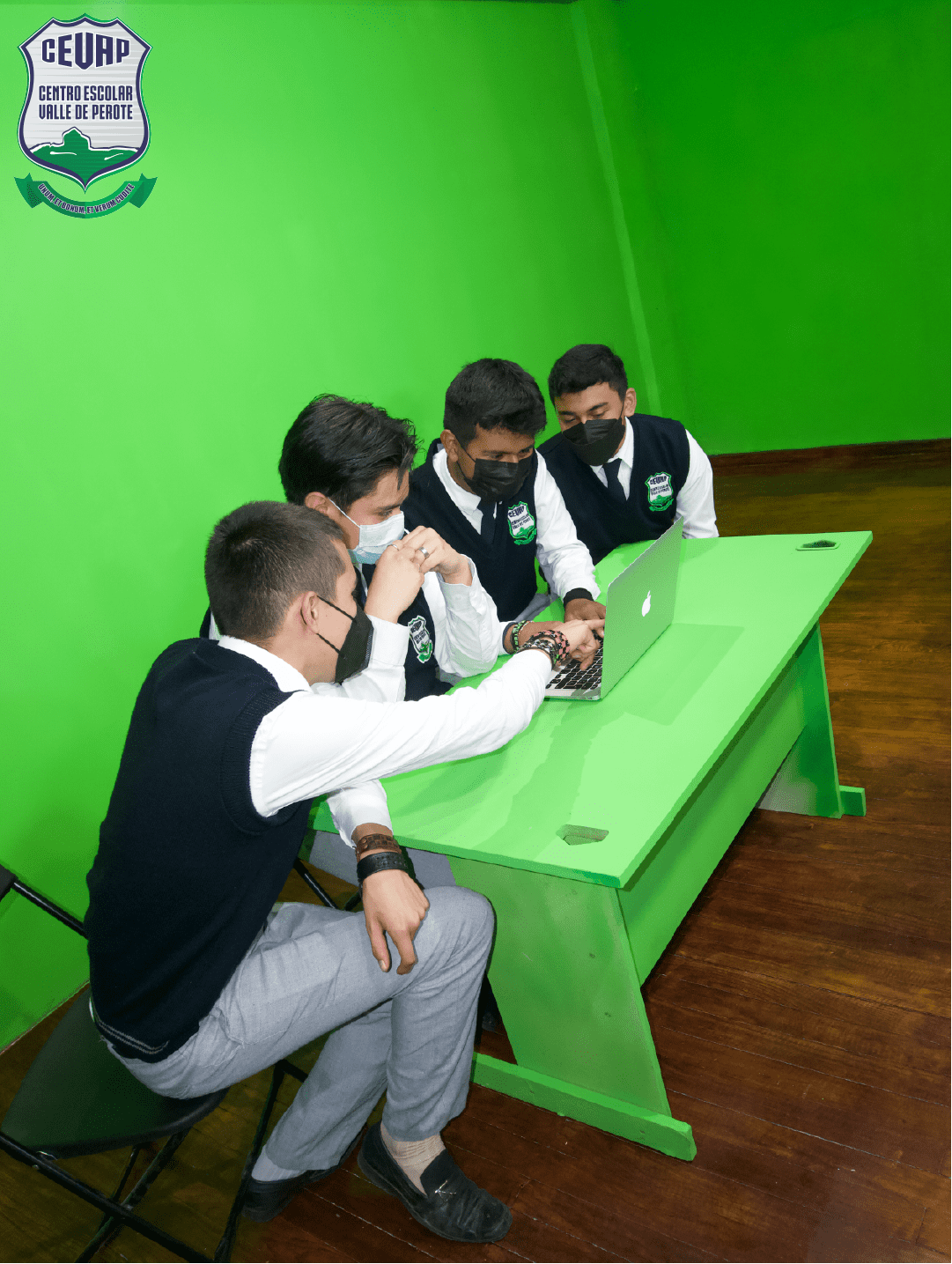 Alumnos del CEVaP en el estudio de Producción audiovisual