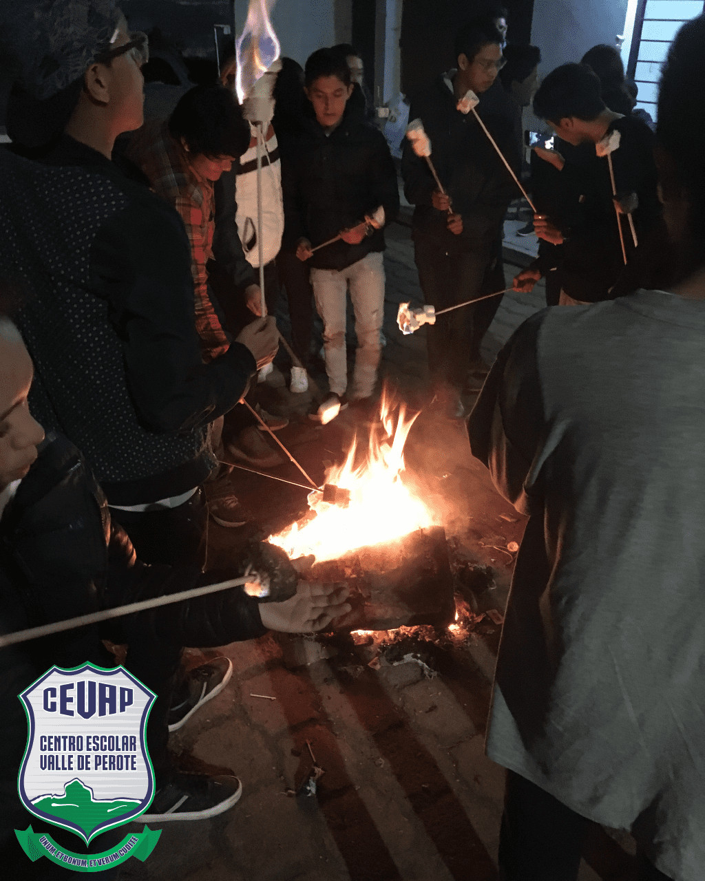 Alumnos del CEVaP en la lunada de bienvenida